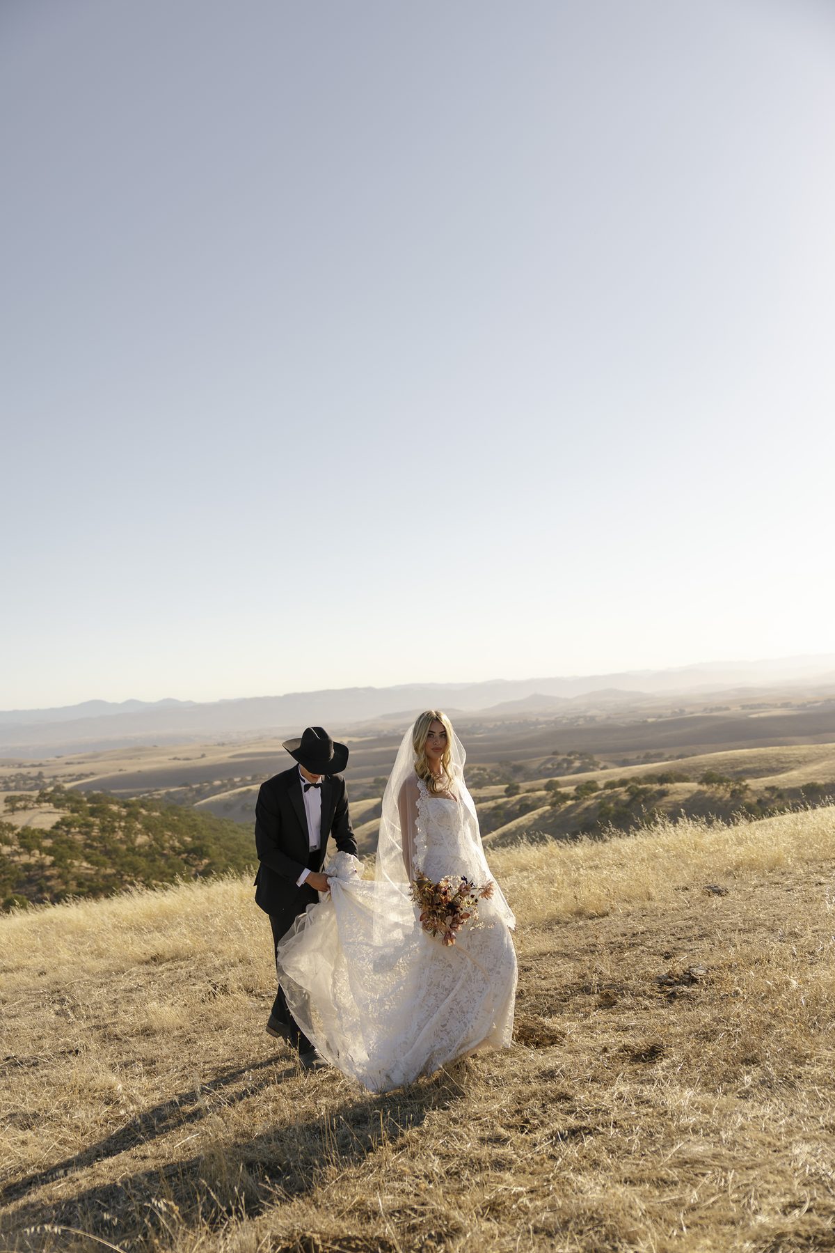 The couple on the ridge above the valley