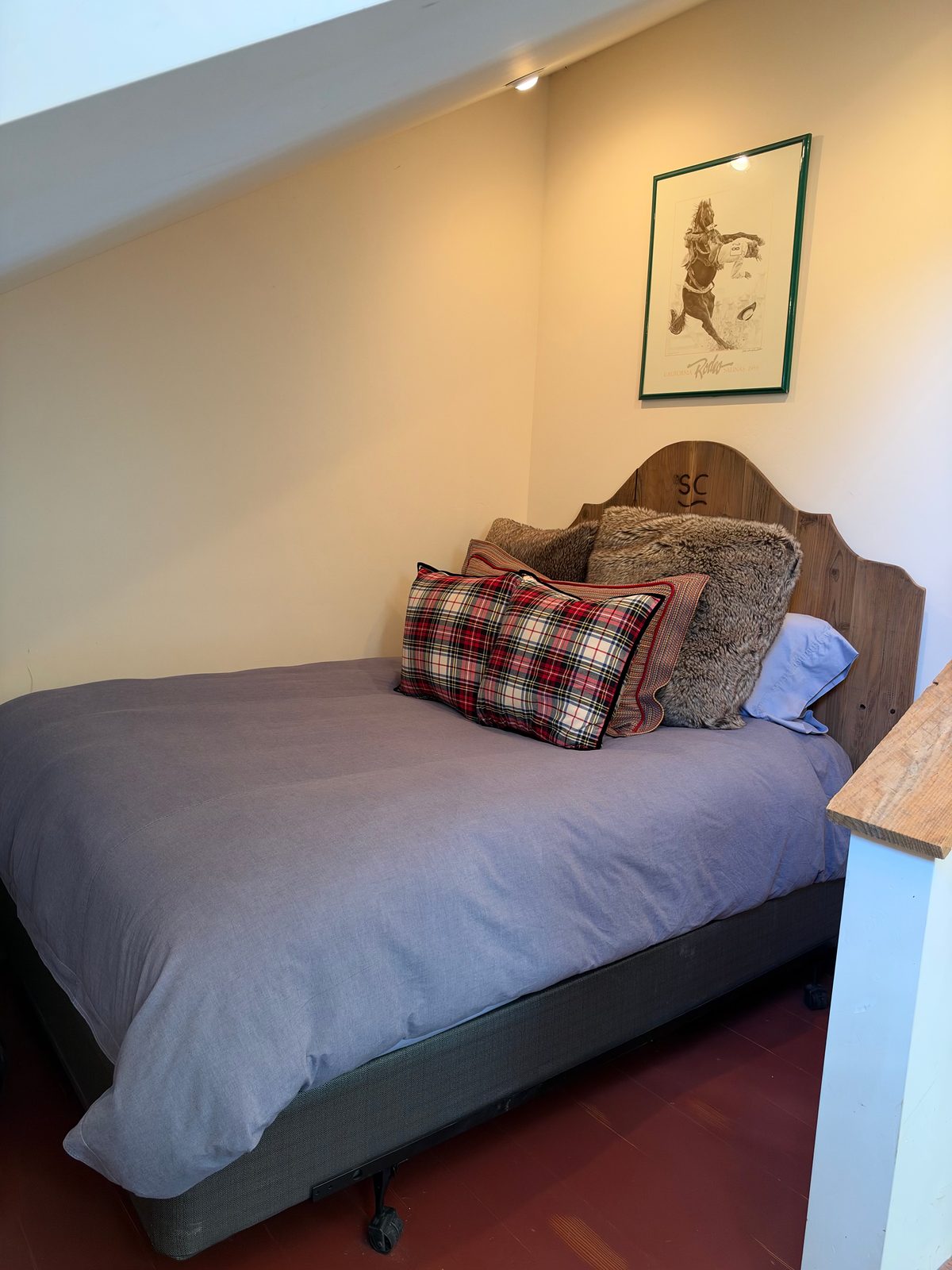 A quiet guest bedroom